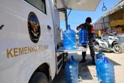 TNI-Kemenko Polkam distribusikan air siap minum ke Tanjung Raya Agam