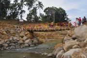 Jembatan darurat bantuan Polri di Palembayan