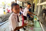 Siswa SDN 1 Tualang Cut antusias nikmati air minum RO Kemenhan-Unhan