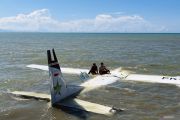 Pesawat Smart Air mendarat darurat di bibir pantai Bandara Nabire