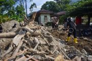 Polisi dan mahasiswa bersihkan rumah terdampak bencana di Agam