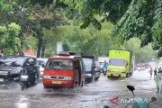 Ruas Jalan Tubagus Angke Jakbar terendam banjir pada Kamis sore