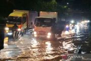 Genangan banjir Jalan Daan Mogot berangsur surut pada Kamis malam