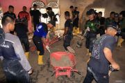 Mahasiswa dan siswa KKP gotong royong bersihkan rumah tertimbun lumpur
