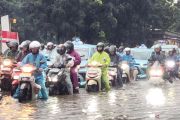 Banjir 50 cm rendam Jalan DI Panjaitan Jatinegara Jaktim