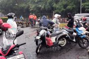 Puluhan motor mogok akibat terobos banjir di Jalan DI Panjaitan Jaktim