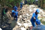 Petugas gabungan atasi tembok ambruk di Cakung Timur Jaktim