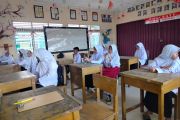 Siswa SDN 05 Kayu Pasak Agam kembali belajar di kelas pascabencana