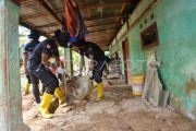 Pembersihan rumah warga dari lumpur di Padang Pariaman