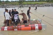 Rakit penyeberangan warga di Padang Pariaman