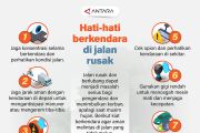 Hati-hati berkendara di jalan rusak