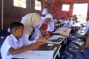 Hari pertama sekolah, ratusan siswa SD di Garoga belajar di tenda