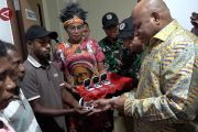 Kogabwilhan III serahkan alat bantu pendengaran bagi 18 warga Papua