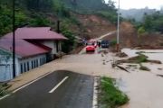 Jalan provinsi di Pagadih, Agam menuju 50 Kota terputus akibat banjir