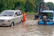 Jalan Raya Cilegon-Anyer terendam banjir, BPBD imbau warga waspada