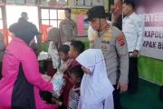 Kapolda Sumbar bagikan paket perlengkapan sekolah untuk pelajar Agam