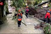 Tim SAR gabungan terus lakukan pencarian Ibu dan balita hanyut di Bali