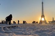 Paris penuh salju, cuaca ekstrem lumpuhkan kota dan telan korban jiwa
