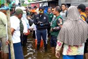 Wali Kota Yamin terjang banjir bagikan sembako untuk warga Banjarmasin