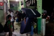 Melihat suasana malam pertama di huntara Kayu Pasak, Agam