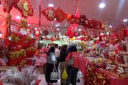 Pernak-pernik Imlek mulai diburu, Pasar Atom Surabaya jadi rujukan