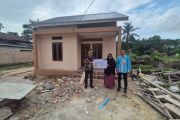 Lansia di Dumai terima rumah layak huni dari BRK Syariah
