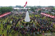 Tumpeng tempe setinggi 9 meter berdiri saat ruwat desa di Sidoarjo