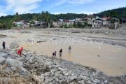 Warga menyeberangi sungai Batang Kuranji Padang