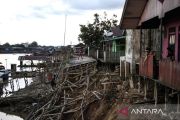 Jalan permukiman bantaran Sungai Kahayan Palangka Raya ambruk akibat abrasi