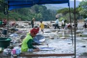 Warga dulang emas dari material sisa banjir di Aceh Tenggara
