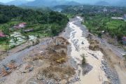 Percepatan normalisasi aliran sungai di Padang
