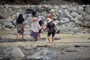 Warga menyeberangi sungai Batang Kuranji Padang