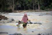 Warga menyeberangi sungai Batang Kuranji Padang