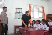 Wakil Ketua MPR-RI serahkan perlengkapan sekolah kepada siswa di Sigi