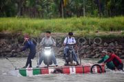 Antrean rakit penyeberangan di Padang Pariaman
