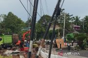 Bupati Kapuas soroti tiang dan kabel telekomunikasi semrawut di simpang Adipura