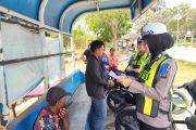 Polres Karimun bagikan helm dan beri edukasi keselamatan saat berlalu lintas