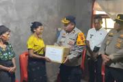 Kapolda NTT menyalurkan bantuan sosial untuk orang tua bocah yang bunuh diri
