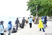 Lanal Palu libatkan lintas sektor bersihkan pantai di tiga titik di Donggala