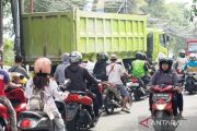 Truk tabrak tiga kendaraan di Ciracas akibat tidak kuat menanjak