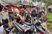 Petugas gabungan tertibkan parkir liar dan PKL di Pancoran Glodok
