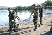 Prajurit Kodam Merdeka dan masyarakat bersihkan Pantai Karangria Manado