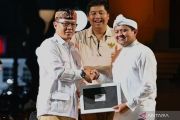 Sugiono berikan KTA Gerindra ke Bupati Sumedang Dony Ahmad Munir