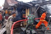 Tiga warung di sisi Stasiun Lambuang kawasan Tugu Polwan Bukittinggi habis terbakar