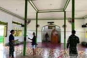 Satgas Yonif 511/DY gotong royong bersihkan Masjid Mamberamo Raya
