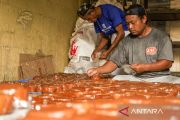 Mengemas kue keranjang jelang Imlek
