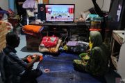 Penghuni huntara di Agam antusias nonton Sidang Isbat