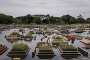 TPU terendam banjir tak surutkan warga ziarah ke makam keluarga jelang Ramadhan