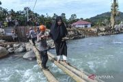 Pascabanjir susulan, warga Palembayan kembali bisa melintas lewat jembatan darurat