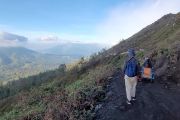 SAR team search for missing climbers on E Java's Mount Piramid